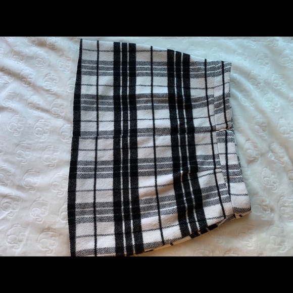 Short black and white plaid skirts - Picture 1 of 3